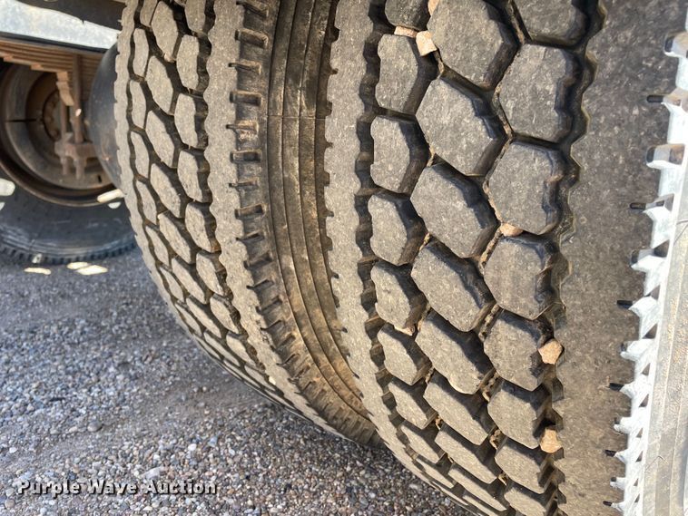 image for item DN4579 1997 International 4900  roll-off container truck