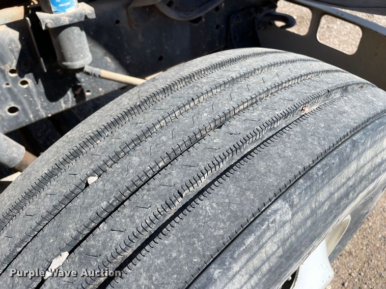 image for item DN4579 1997 International 4900  roll-off container truck