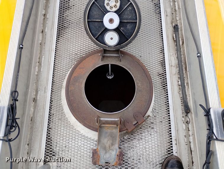 image for item DN6336 2011 International 4300  fuel truck