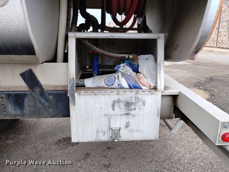 image for item DN6336 2011 International 4300  fuel truck