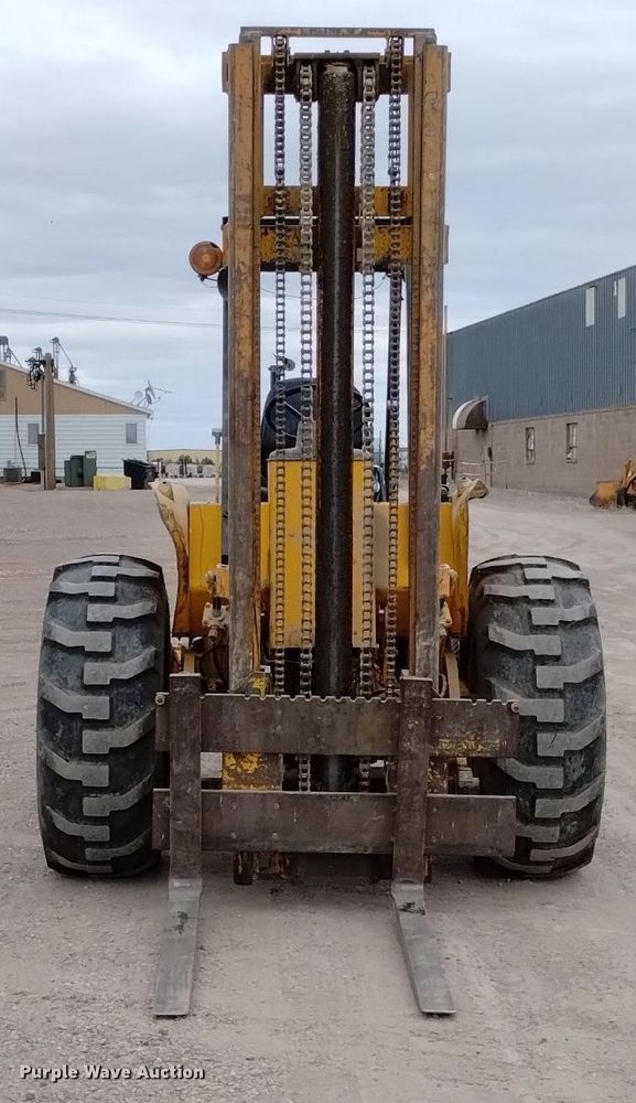 image for item DN6356 1975 John Deere 380  forklift