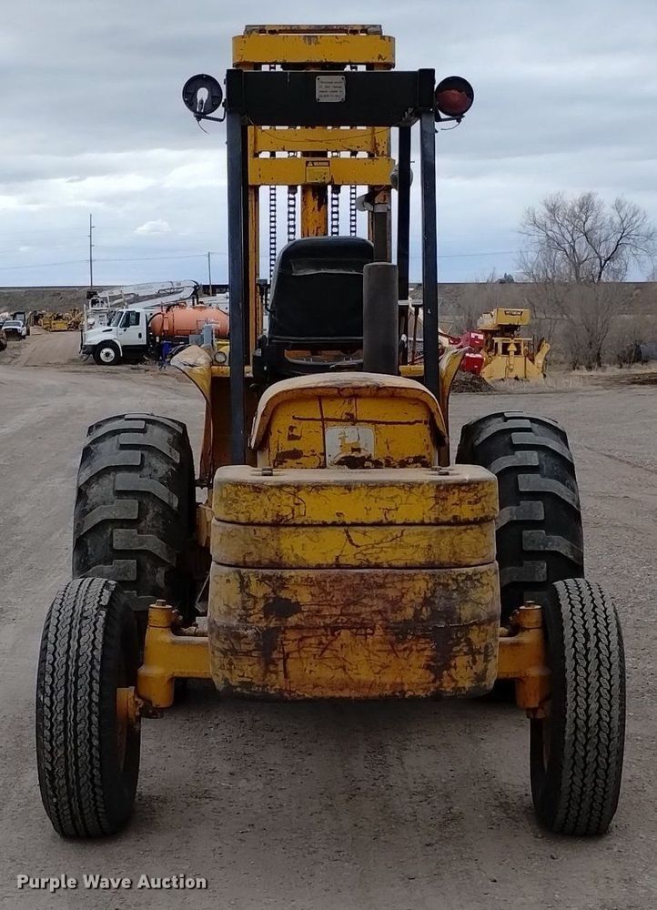 image for item DN6356 1975 John Deere 380  forklift