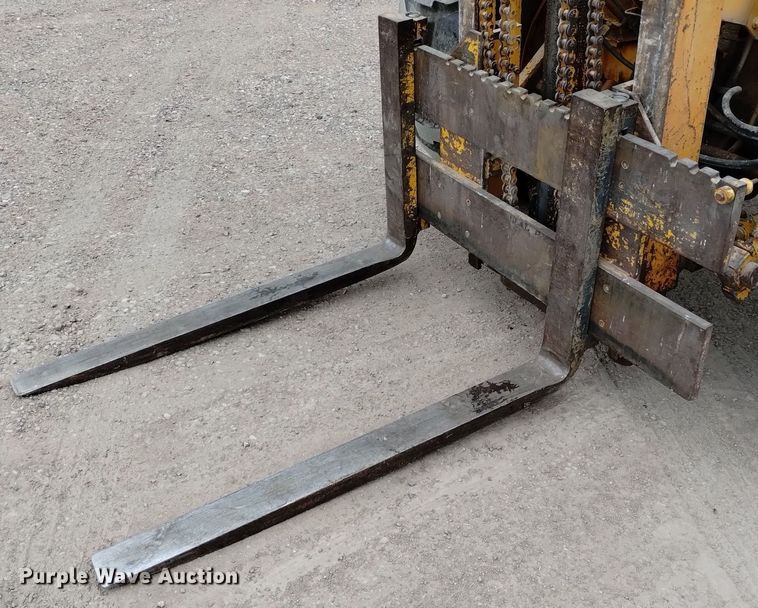 image for item DN6356 1975 John Deere 380  forklift