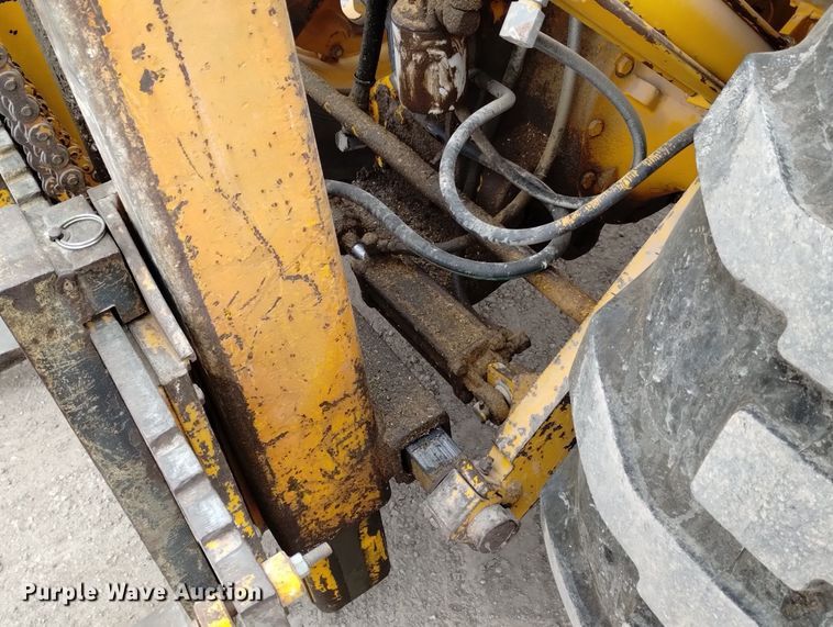 image for item DN6356 1975 John Deere 380  forklift