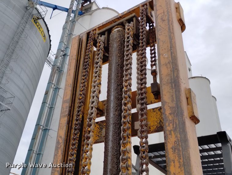 image for item DN6356 1975 John Deere 380  forklift