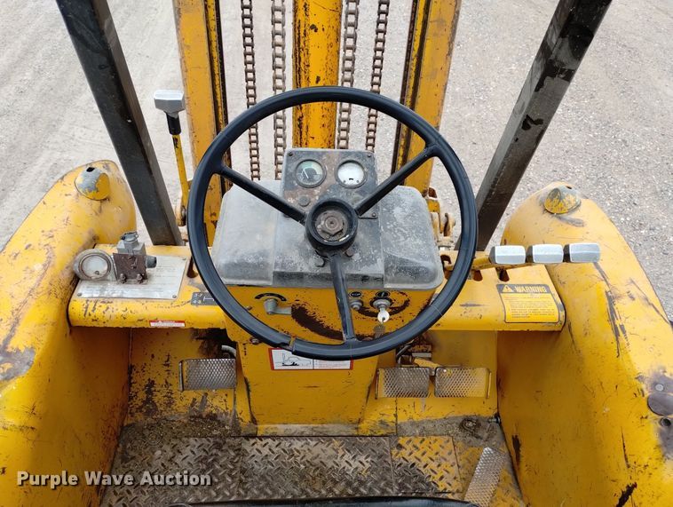 image for item DN6356 1975 John Deere 380  forklift