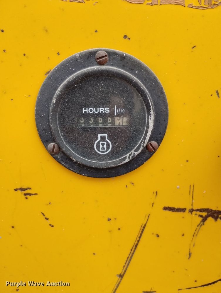 image for item DN6356 1975 John Deere 380  forklift