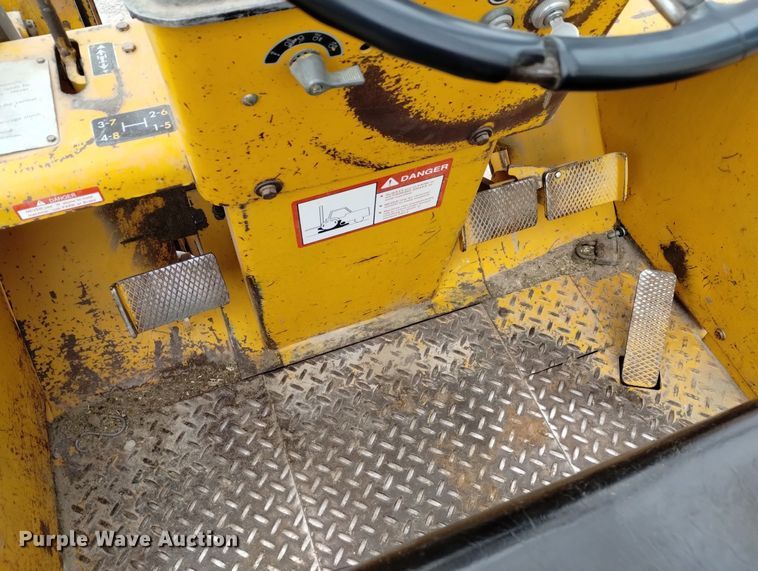 image for item DN6356 1975 John Deere 380  forklift