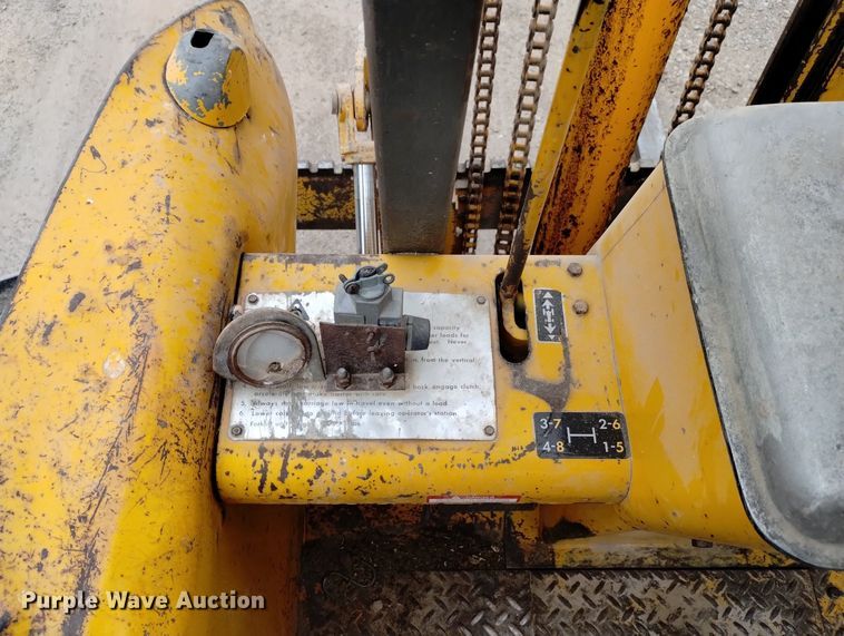 image for item DN6356 1975 John Deere 380  forklift