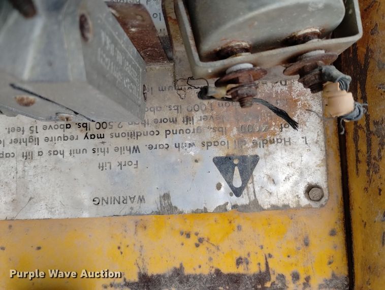 image for item DN6356 1975 John Deere 380  forklift