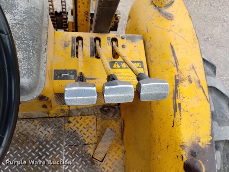 image for item DN6356 1975 John Deere 380  forklift