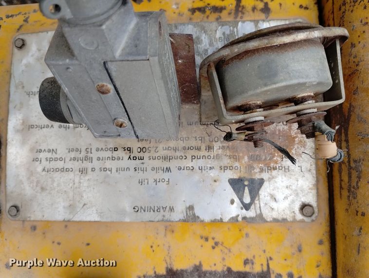 image for item DN6356 1975 John Deere 380  forklift