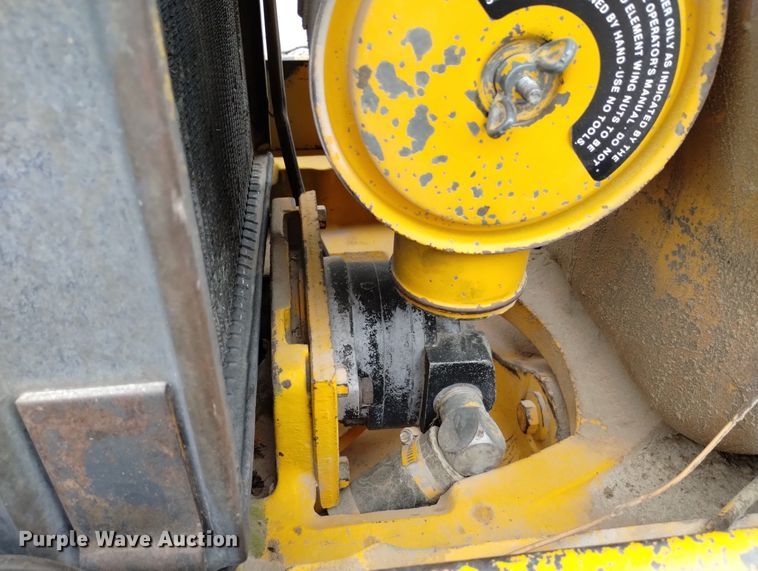 image for item DN6356 1975 John Deere 380  forklift