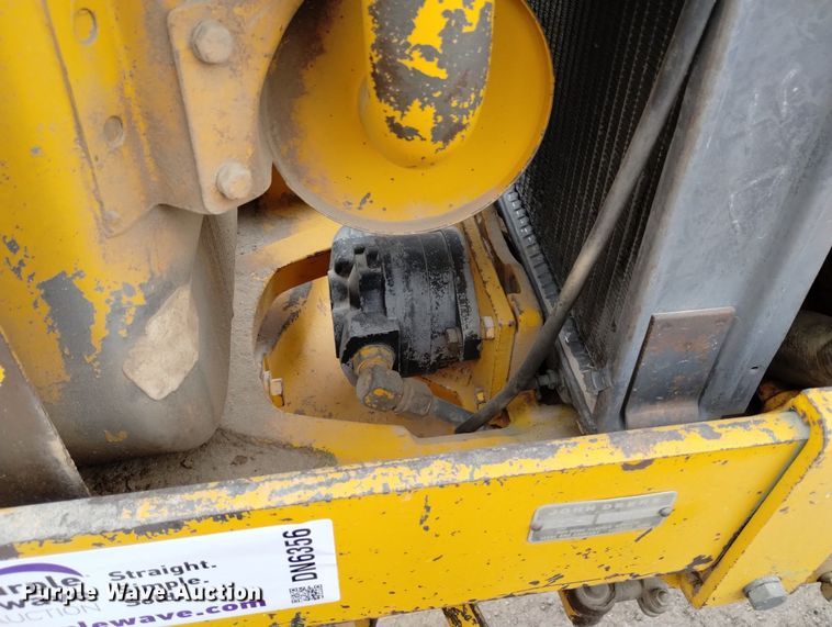 image for item DN6356 1975 John Deere 380  forklift