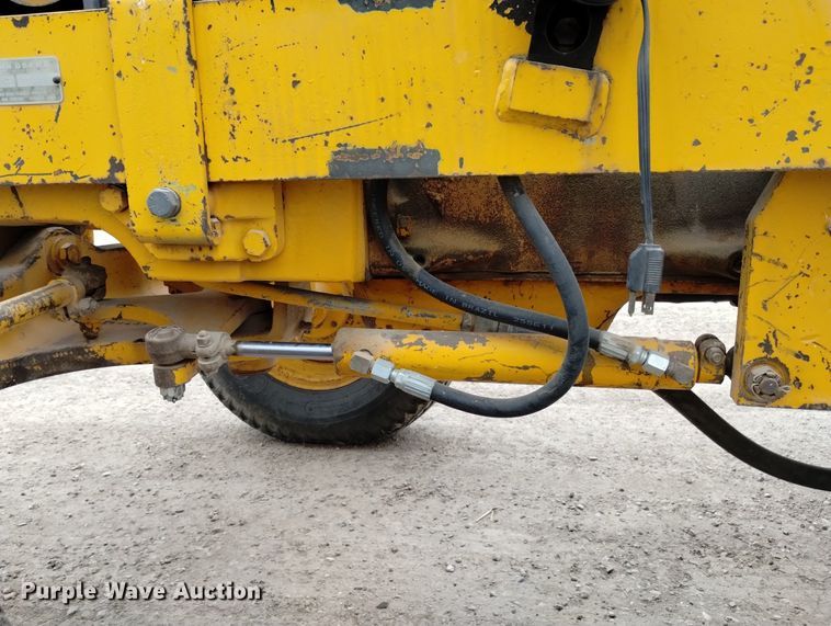 image for item DN6356 1975 John Deere 380  forklift