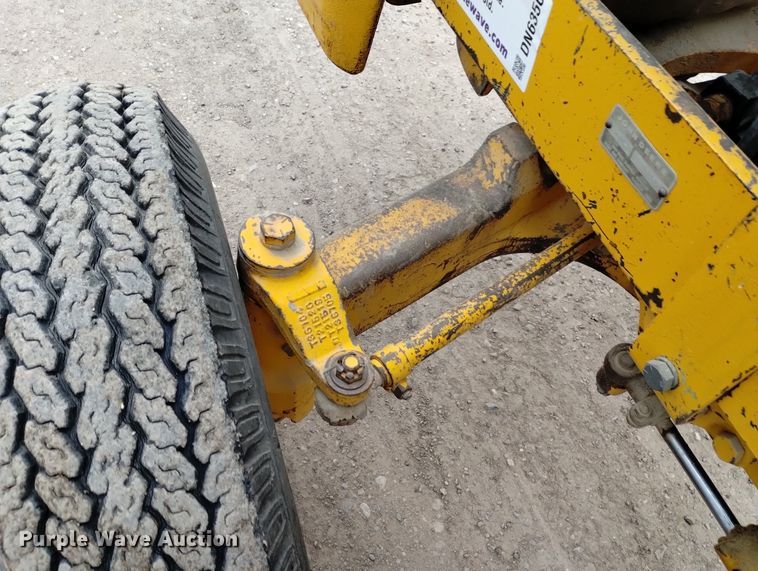 image for item DN6356 1975 John Deere 380  forklift