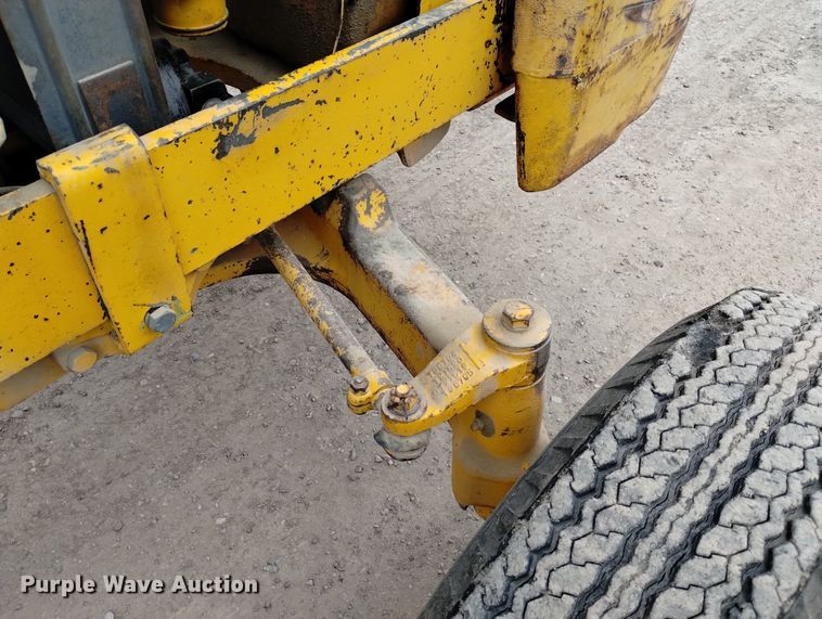 image for item DN6356 1975 John Deere 380  forklift