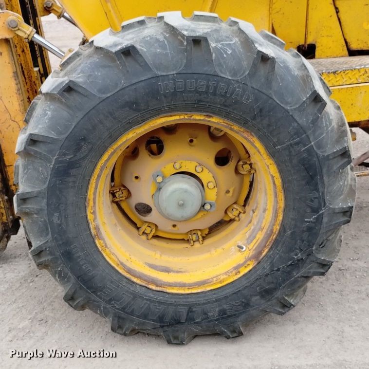 image for item DN6356 1975 John Deere 380  forklift