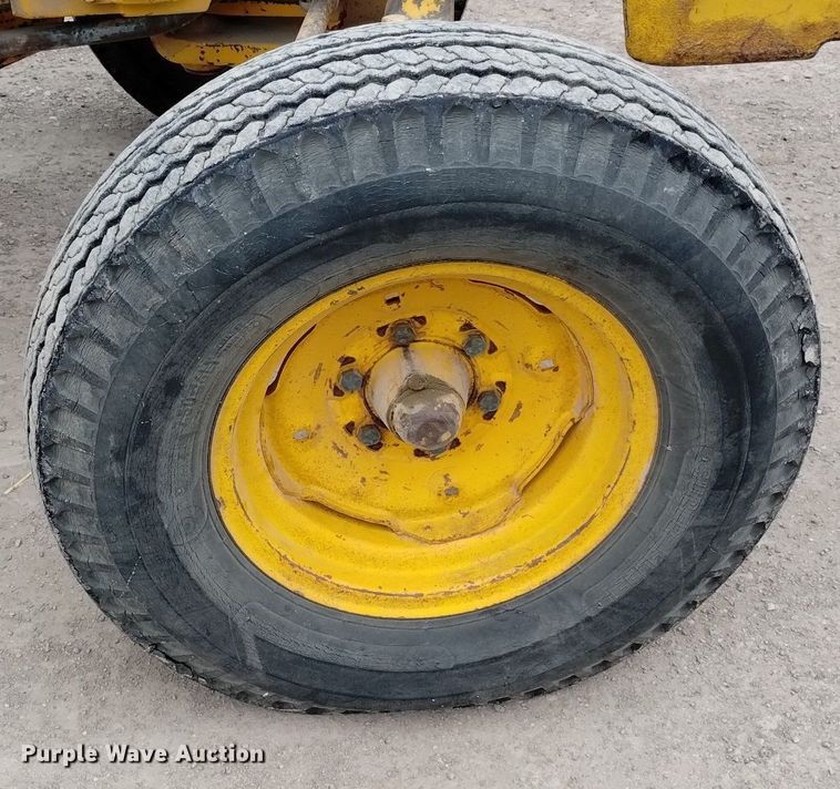 image for item DN6356 1975 John Deere 380  forklift