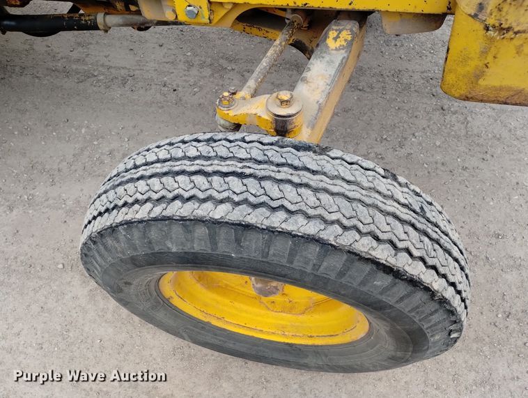 image for item DN6356 1975 John Deere 380  forklift