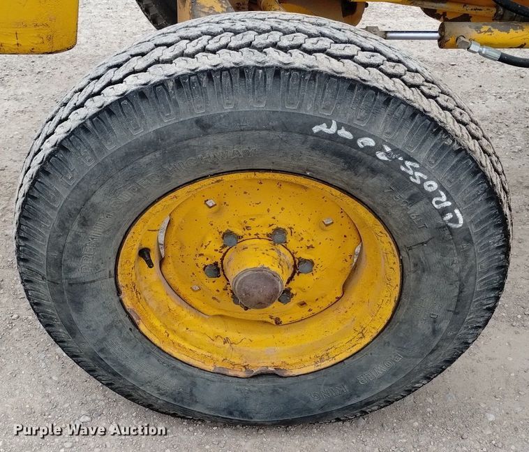 image for item DN6356 1975 John Deere 380  forklift