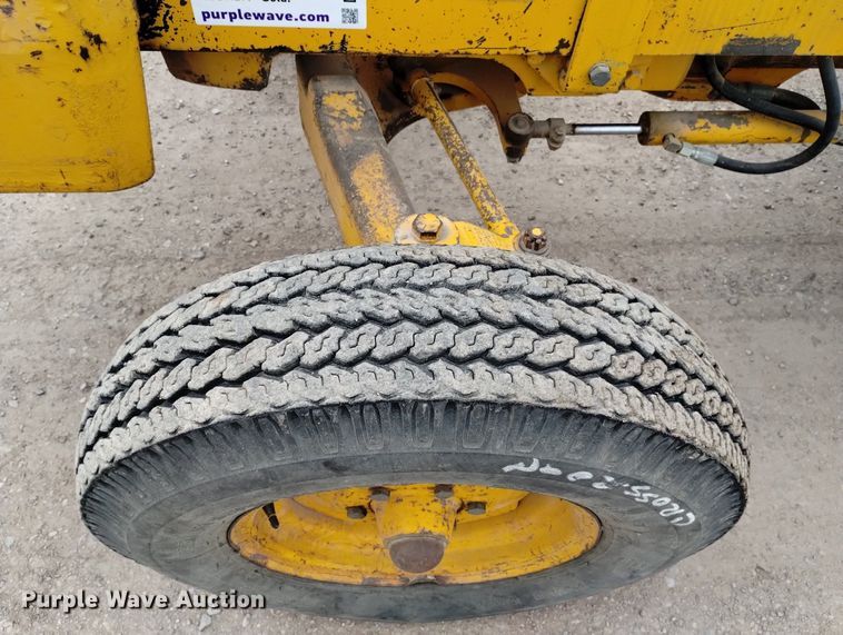 image for item DN6356 1975 John Deere 380  forklift