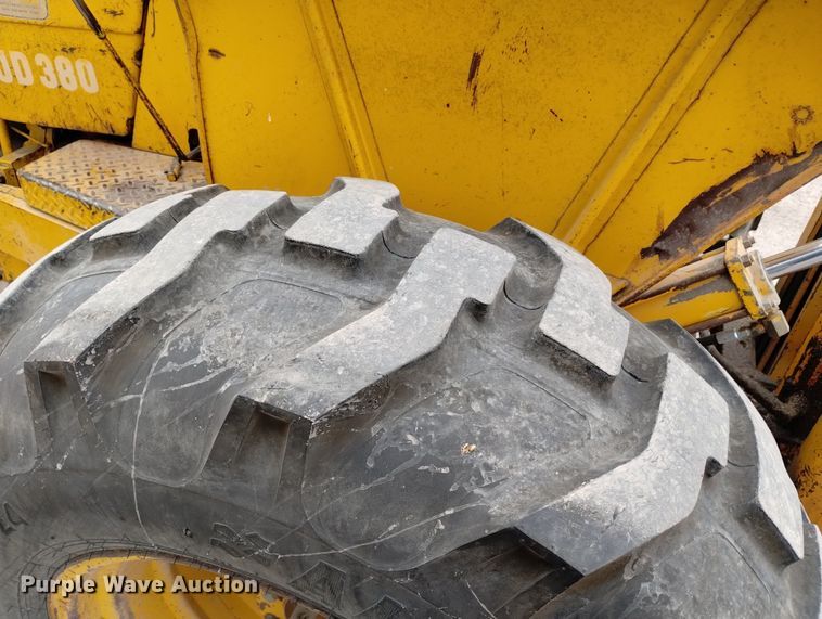 image for item DN6356 1975 John Deere 380  forklift