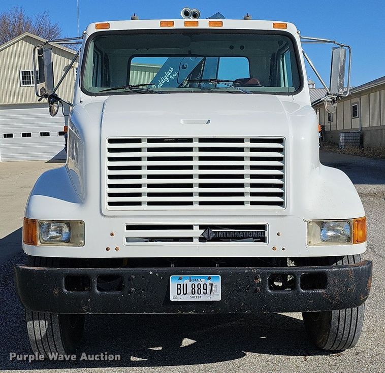 image for item DO4227 1999 International 8100  flatbed truck