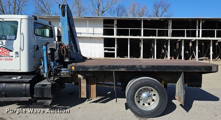 image for item DO4227 1999 International 8100  flatbed truck