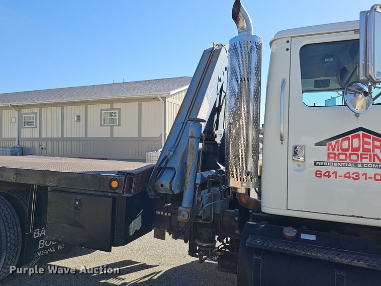 image for item DO4227 1999 International 8100  flatbed truck