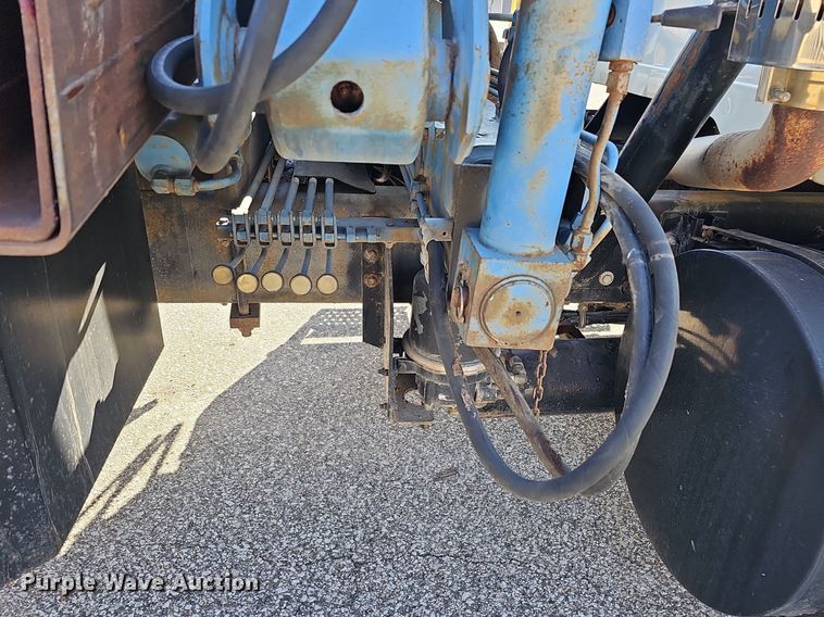 image for item DO4227 1999 International 8100  flatbed truck