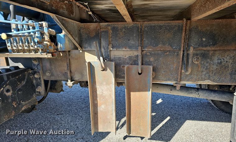 image for item DO4227 1999 International 8100  flatbed truck