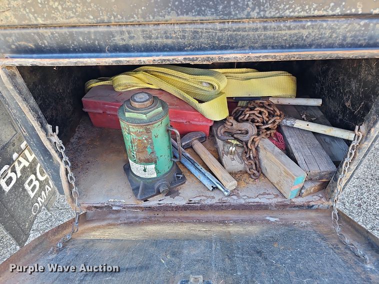 image for item DO4227 1999 International 8100  flatbed truck