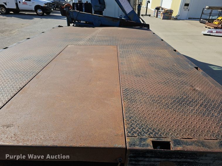 image for item DO4227 1999 International 8100  flatbed truck