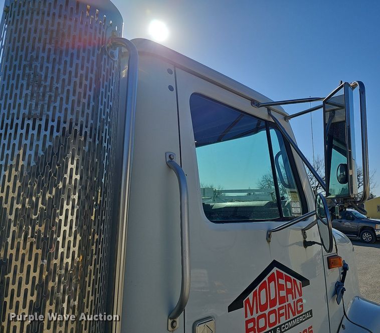 image for item DO4227 1999 International 8100  flatbed truck