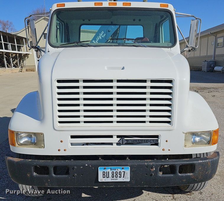 image for item DO4227 1999 International 8100  flatbed truck
