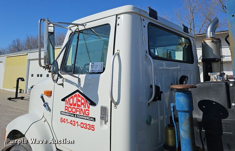 image for item DO4227 1999 International 8100  flatbed truck