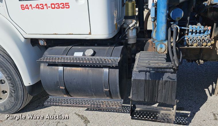 image for item DO4227 1999 International 8100  flatbed truck