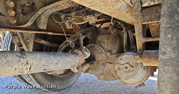 image for item DO4227 1999 International 8100  flatbed truck