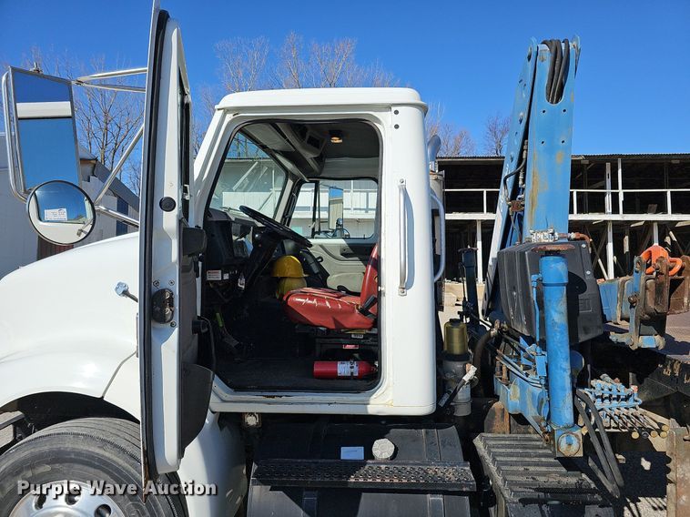 image for item DO4227 1999 International 8100  flatbed truck