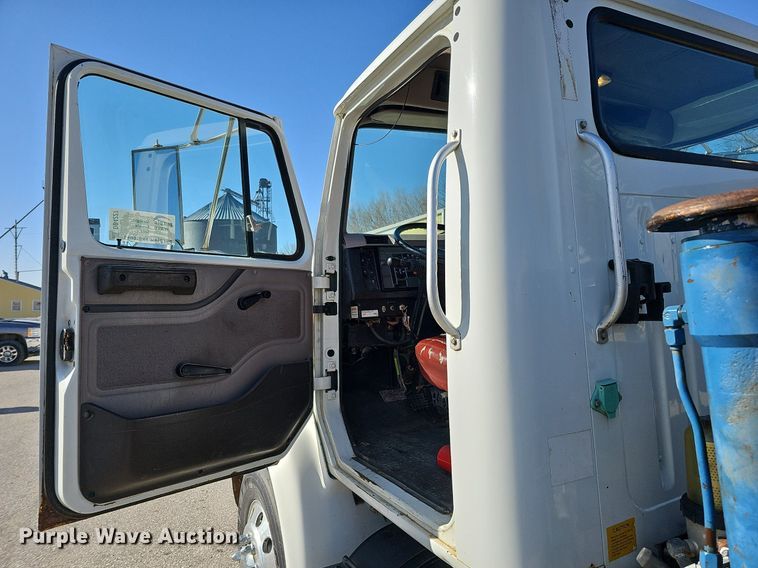 image for item DO4227 1999 International 8100  flatbed truck