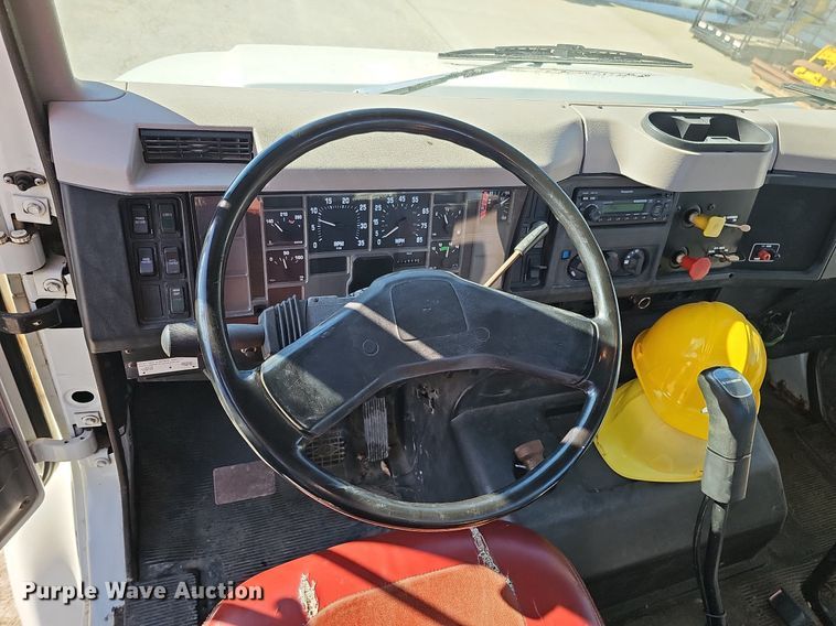 image for item DO4227 1999 International 8100  flatbed truck