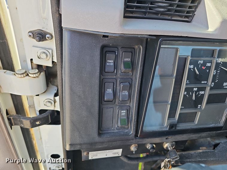 image for item DO4227 1999 International 8100  flatbed truck