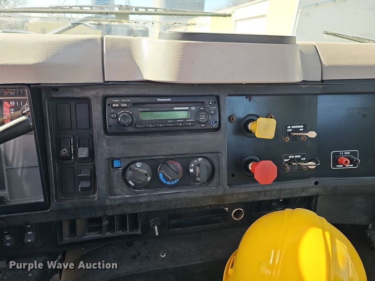 image for item DO4227 1999 International 8100  flatbed truck