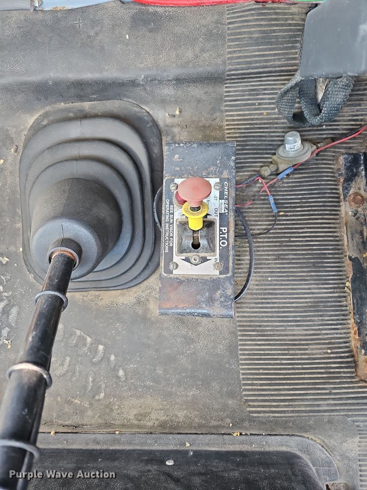 image for item DO4227 1999 International 8100  flatbed truck