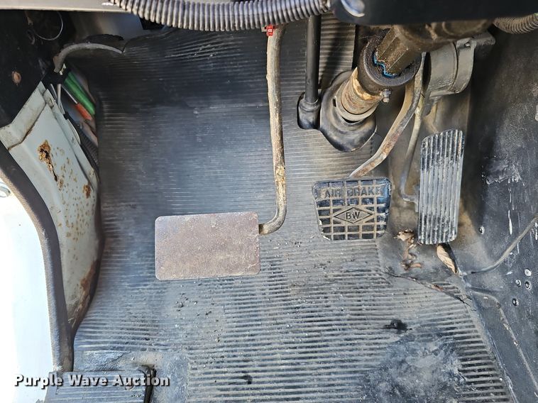 image for item DO4227 1999 International 8100  flatbed truck