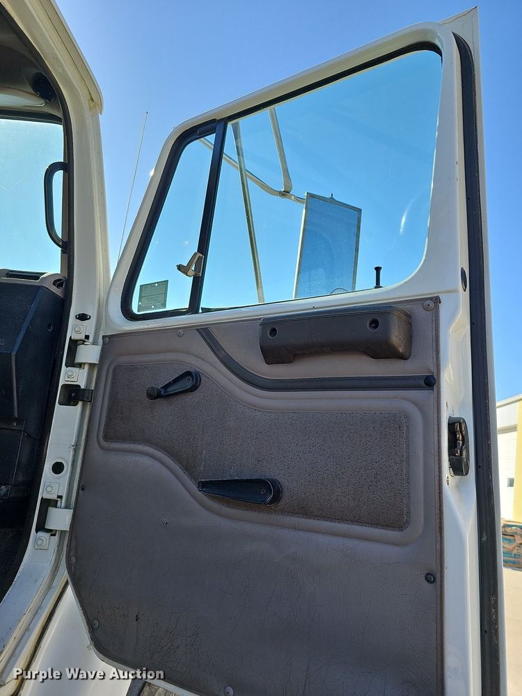 image for item DO4227 1999 International 8100  flatbed truck