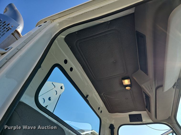 image for item DO4227 1999 International 8100  flatbed truck