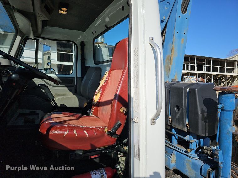 image for item DO4227 1999 International 8100  flatbed truck