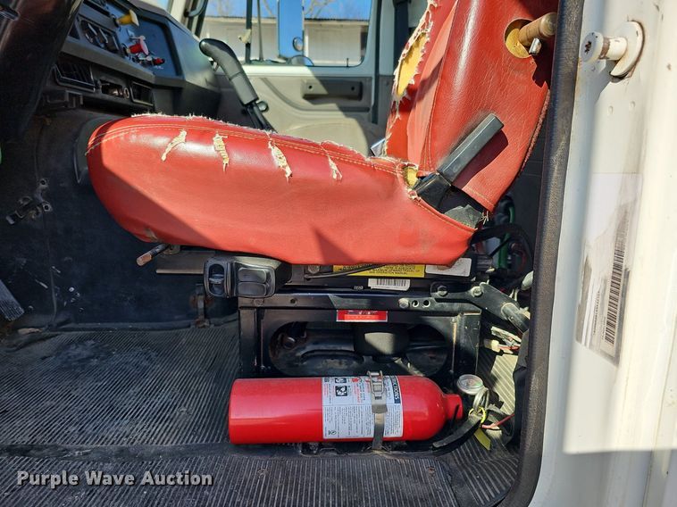 image for item DO4227 1999 International 8100  flatbed truck